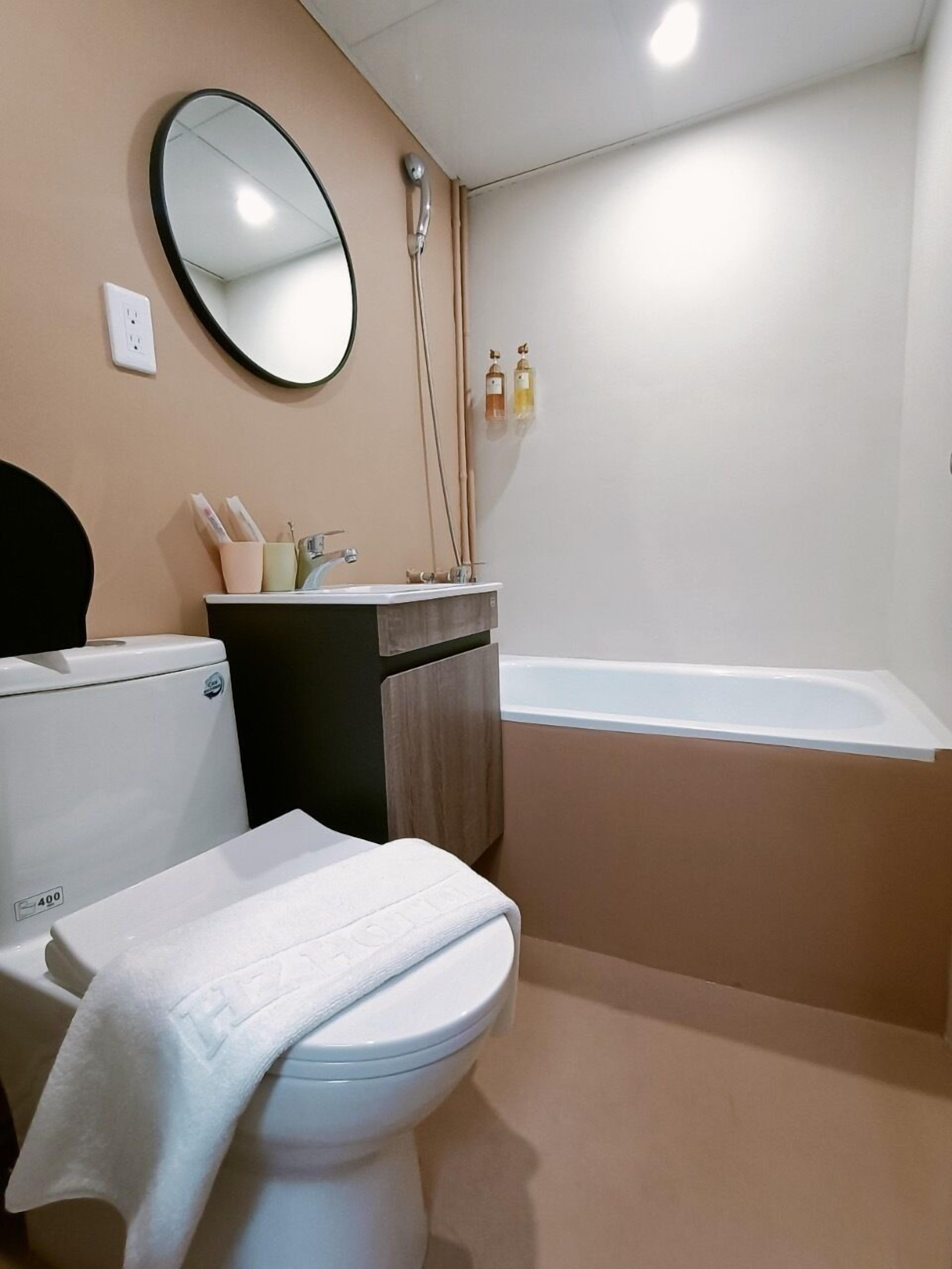 Quarto standard | Banheiro | Secador de cabelo, chinelos, toalhas de banho 