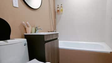 Quarto standard | Banheiro | Secador de cabelo, chinelos, toalhas de banho