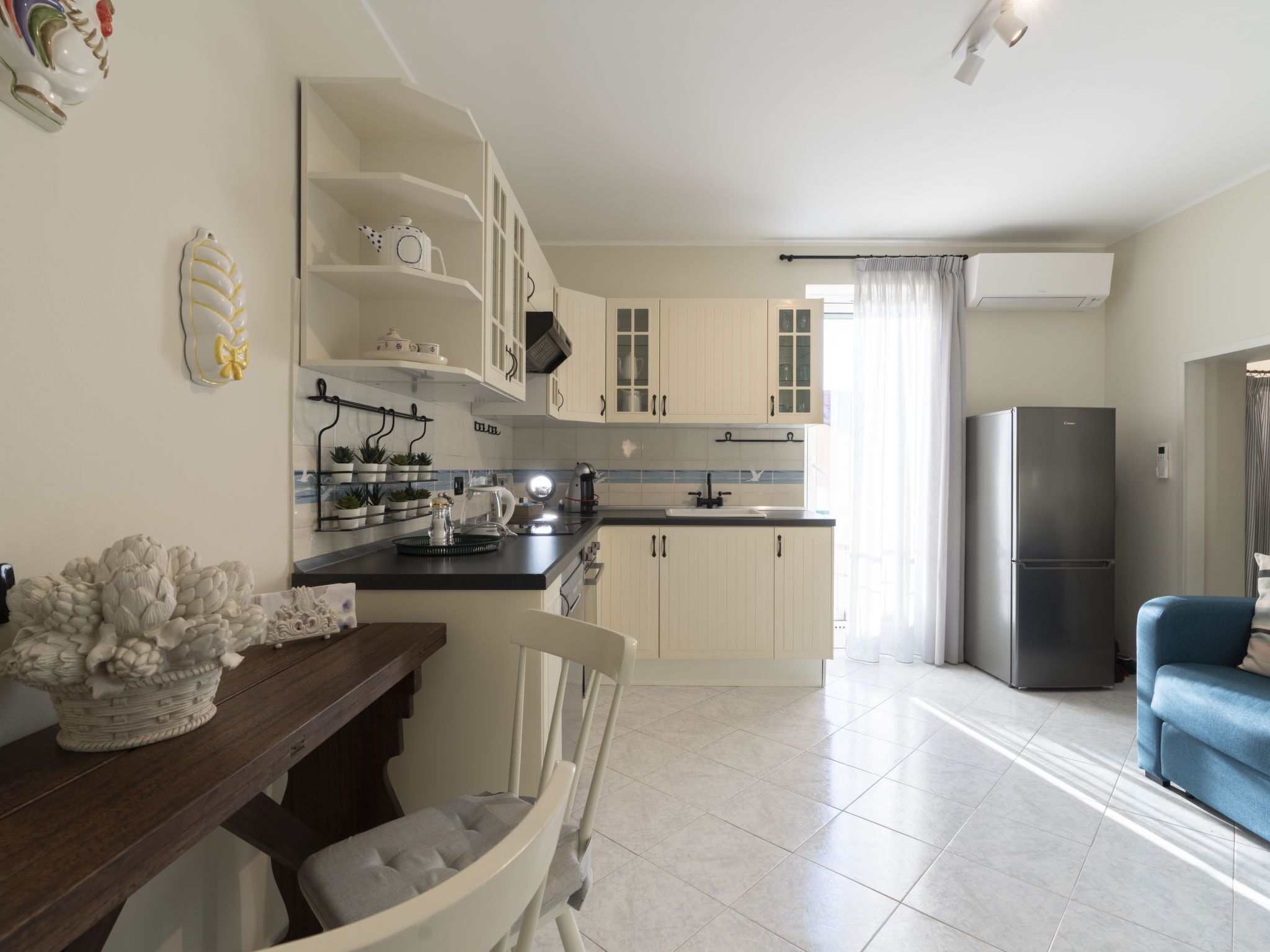 Réfrigérateur, grille-pain, batterie de cuisine, vaisselle et ustensiles