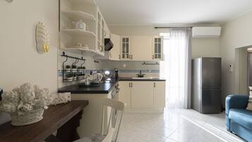 Réfrigérateur, grille-pain, batterie de cuisine, vaisselle et ustensiles