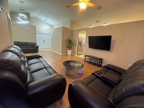 Fast wifi 2 GB, pool, gym, golf, B-ball, tennis court, playground and more.