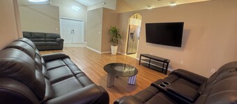 Fast wifi 2 GB, pool, gym, golf, B-ball, tennis court, playground and more.