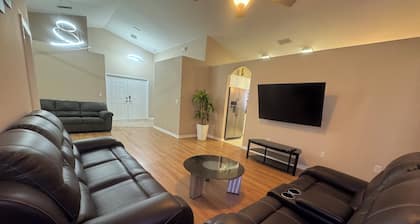 Fast wifi 2 GB, pool, gym, golf, B-ball, tennis court, playground and more.