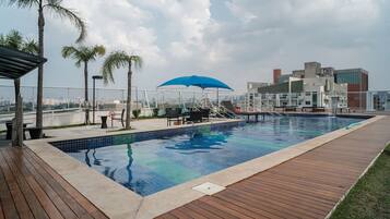 Piscina externa, guarda-sóis, espreguiçadeiras