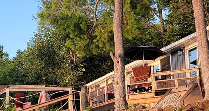 Beautiful Loughborough Lake, 30 mins from Kingston, Sunsets to dream of.