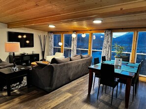 Smart TV, fireplace, video games, table football - Cozy Mountain Cabin on 87 Acres.  You own Private Idaho.  Hiking, View (Garden Valley)