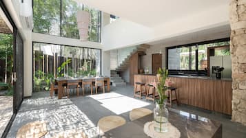 Villa de lujo | Área de sala de estar | Televisión de pantalla plana, Netflix y servicios de streaming