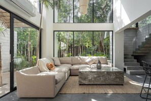 Villa exclusiva, vistas al jardín | Zona de estar | Una televisión de pantalla plana, Netflix, servicios de streaming