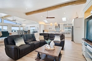 Interior - Smiling Otter Retreat! Large Lakefront Luxury House.Pool.Spa.Sauna.Games..Pets (Clearlake)