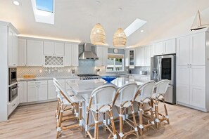 Fridge, microwave, oven, stovetop - Smiling Otter Retreat! Large Lakefront Luxury House.Pool.Spa.Game Room.Pets (Clearlake)