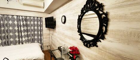 1 habitación, escritorio, tabla de planchar con plancha y wifi