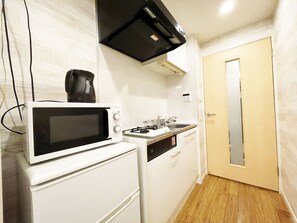 Fridge, microwave - Private room in the heart of Shinjuku's bustling district (新宿区)