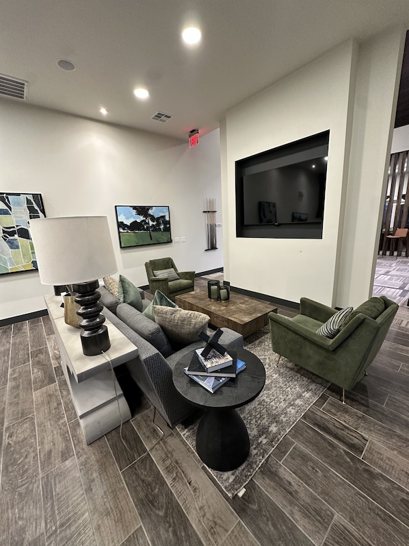 Smart TV, fireplace