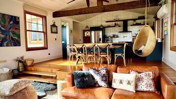 Älytelevisio, takka, kirjoja