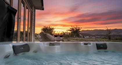 Wanaka Luxury Villa, Private Spa + Chef Kitchen