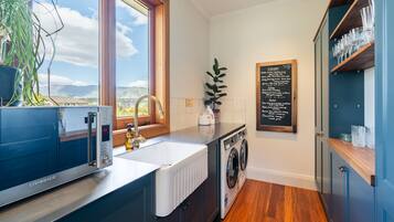 Jääkaappi, mikroaaltouuni, uuni, liesi