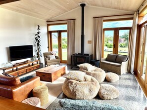 Una Smart TV, una chimenea, libros
