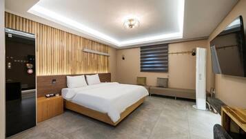 Deluxe Room | Laptop workspace, soundproofing, free WiFi