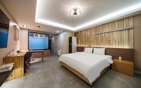 Deluxe Room | Laptop workspace, soundproofing, free WiFi