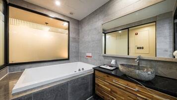 Deluxe Room | Bathroom | Free toiletries, hair dryer, slippers