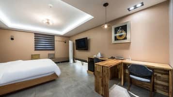 Deluxe Room | Laptop workspace, soundproofing, free WiFi