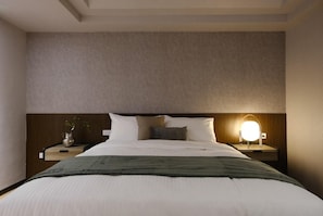 Double bathtub room without window | Desk, laptop workspace, blackout drapes, soundproofing - Giant Rich Hotel (New Taipei City)