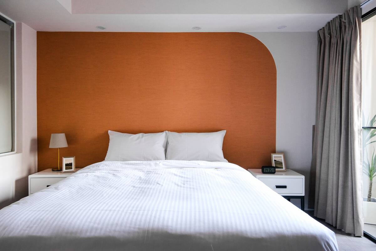 Double shower room with window | Desk, laptop workspace, blackout drapes, soundproofing
