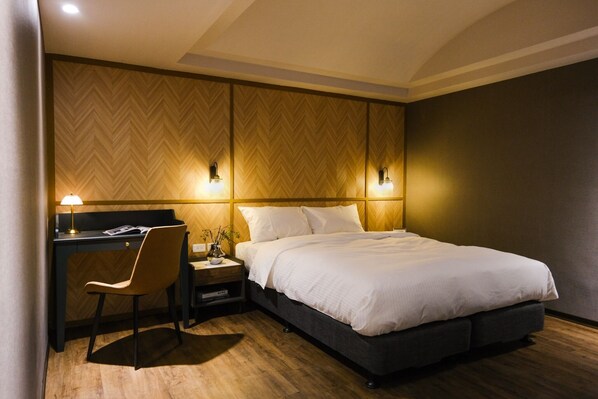 Double Room No Window with Bathub | Desk, laptop workspace, blackout drapes, soundproofing - Giant Rich Hotel (New Taipei City)