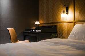 Desk, laptop workspace, blackout curtains, soundproofing - Giant Rich Hotel (New Taipei City)