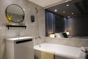 Double Room No Window with Bathub | Desk, laptop workspace, blackout drapes, soundproofing - Giant Rich Hotel (New Taipei City)