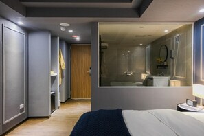 Desk, laptop workspace, blackout curtains, soundproofing - Giant Rich Hotel (New Taipei City)