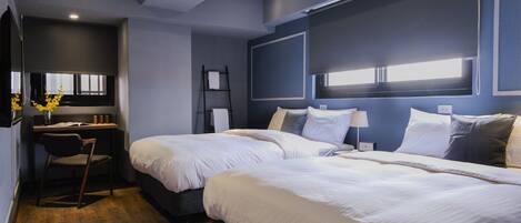 Habitación cuádruple | Escritorio, espacio para trabajar con laptop y cortinas blackout