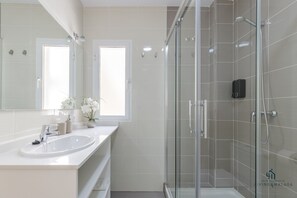 Shower, hair dryer, towels