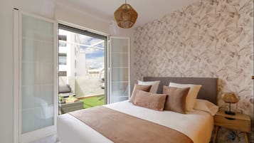 3 bedrooms, iron/ironing board, internet, bed sheets