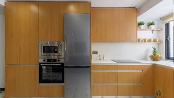 Frigorífico, microondas, horno y lavavajillas