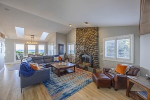TV, fireplace - Sanctuary (Seal Rock)