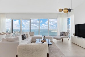 4 bedrooms - Upscale Apt w Open Sea and Bluewaters Vws in JBR (Dubai)