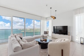 4 bedrooms - Upscale Apt w Open Sea and Bluewaters Vws in JBR (Dubai)