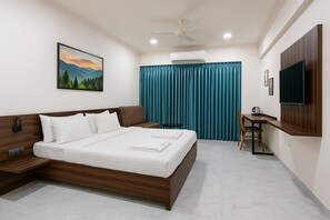 Rom – deluxe | 1 soverom, skrivebord, skrivebord for bærbar PC og blendingsgardiner