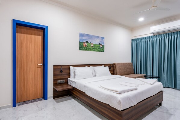 1 bedroom, desk, laptop workspace, blackout drapes - Tea Harbour (Bengaluru)