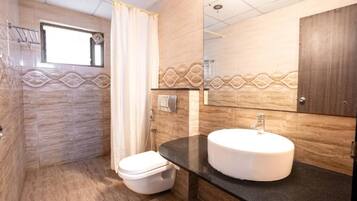 Douche, douche à « effet pluie », articles de toilette gratuits