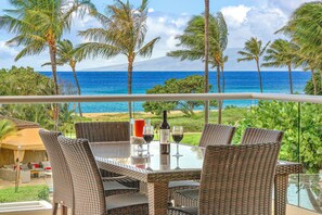 Outdoor dining - Maui Resort Rentals: Honua Kai Hokulani 250 – 3BR Oceanfront Residence w/ B.B.Q on Balcony! (Lahaina)