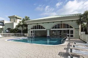 Piscine couverte, piscine extérieure