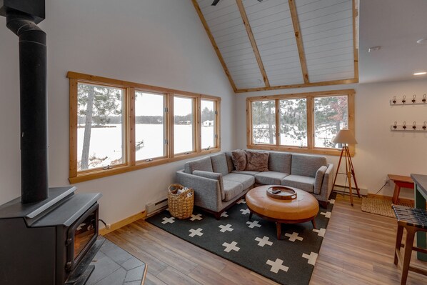 Smart TV, fireplace - Cozy cabin 25ft off the water! Near shopping, Restaurants, Attractions & Golf! (Merrifield)