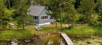 Cozy cabin 25ft off the water! Near shopping, Restaurants, Attractions & Golf!