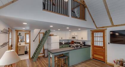 Cozy cabin 25ft off the water! Near shopping, Restaurants, Attractions & Golf!