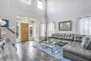 Living area - Mid-Azure Alpine (Colorado Springs)