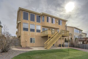 Un edificio de dos pisos con un balcón y una escalera.
