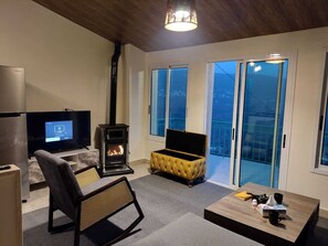 Televisión y chimenea 