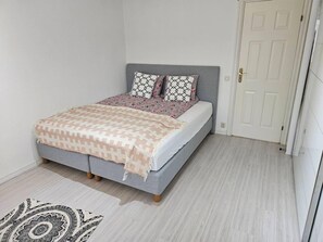 4 Schlafzimmer, Bügeleisen/Bügelbrett, WLAN, Bettwäsche